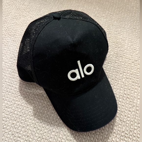 ALO Yoga Accessories - ALO Yoga Black Trucker Hat